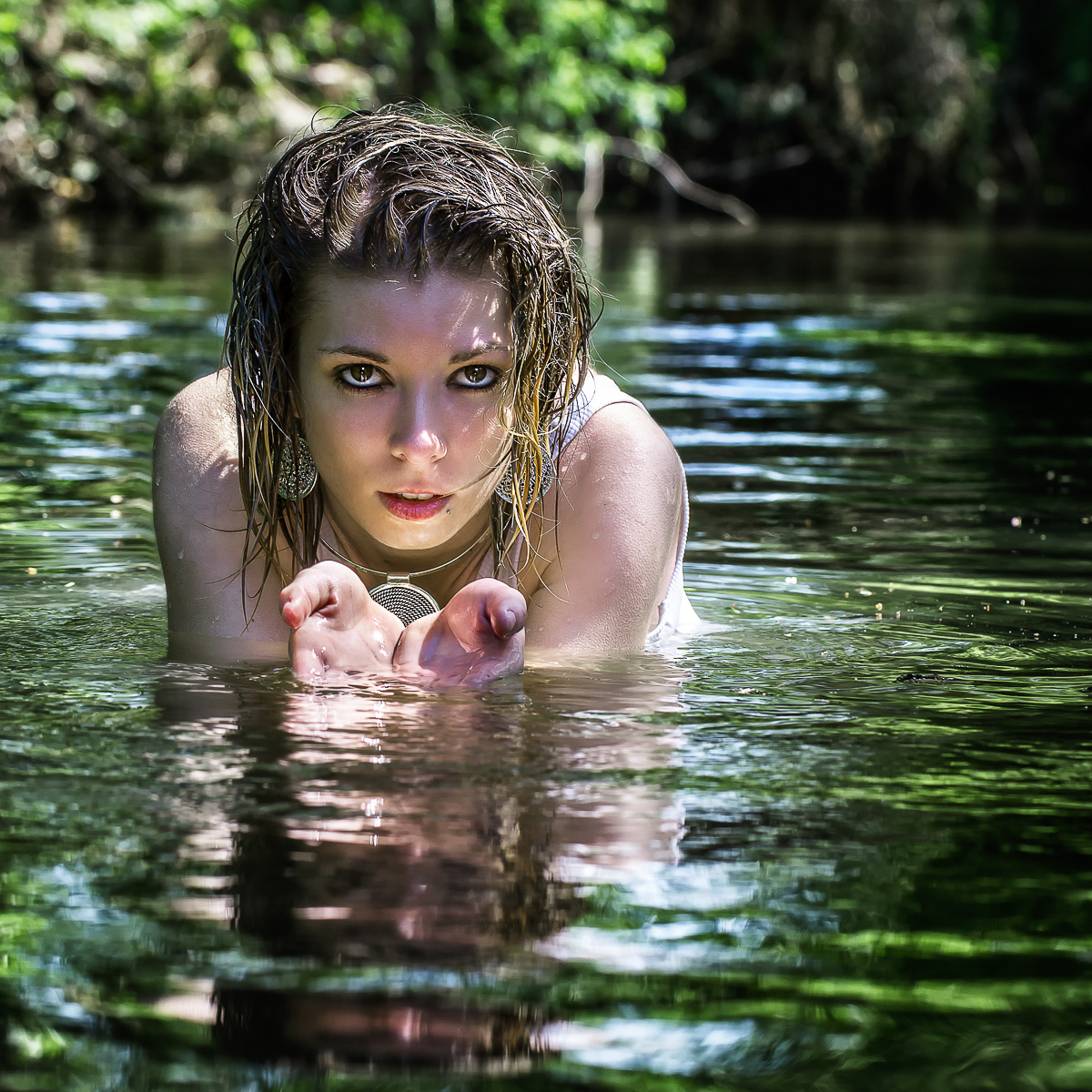 Portrait de femme dans une rivière.