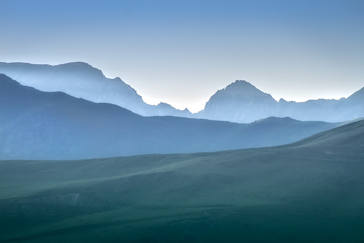 Lignes d'horizon nimbées de brume à Saint Lary dans les Pyrénées.