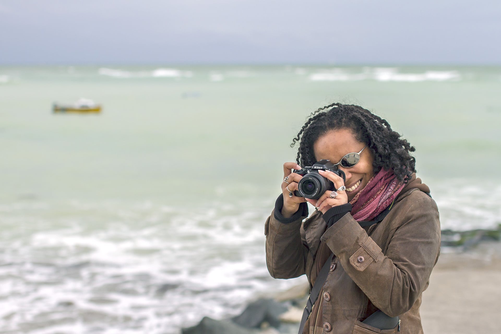 Portrait de femme photographe en bord de mer